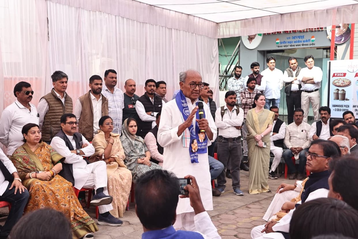 Indore: Digvijay Singh said – it is for us to decide whether there should be autocracy or democracy in the cou