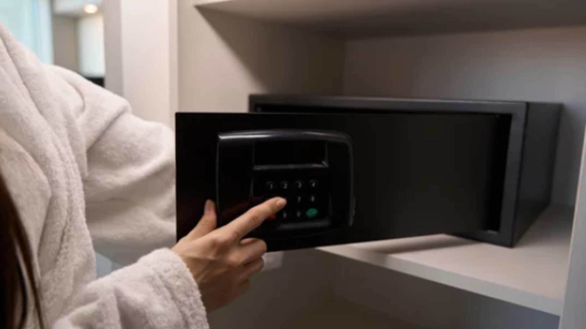 Vastu tips for mor pankh in home keeping it in this place brings wealth happiness and prosperity