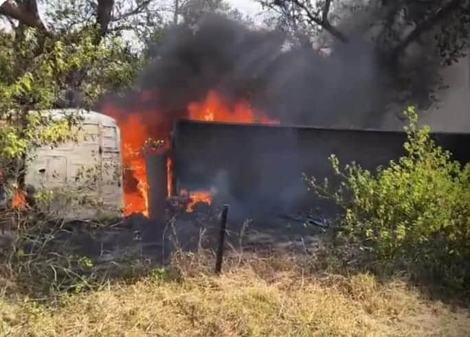 टक्कर के तुरंत बाद ट्रक में आग लग गई।