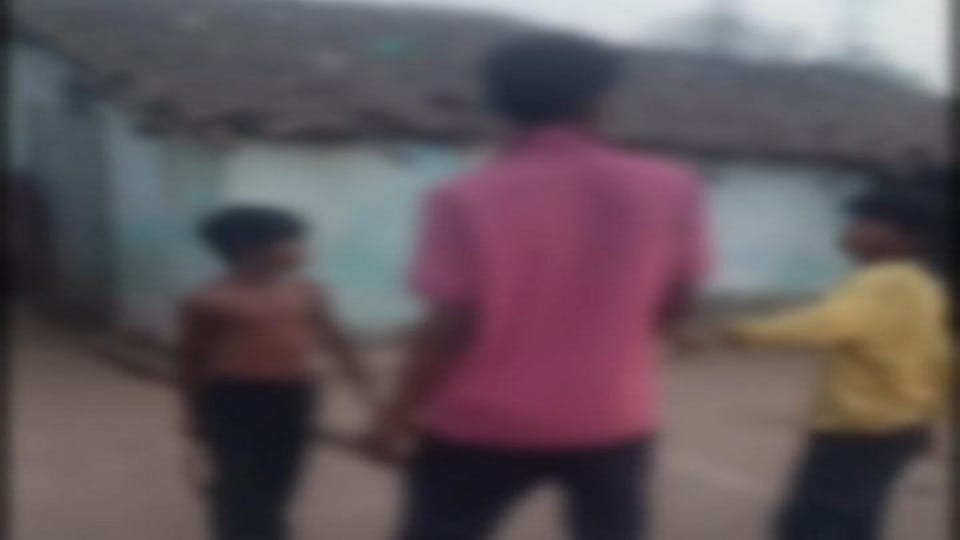 दो नाबालिग हथियार लेकर दे रहे धमकी