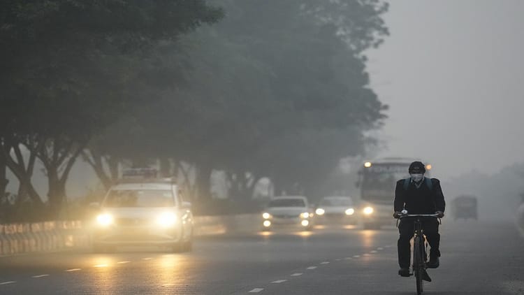 Delhi Pollution: दिल्ली-एनसीआर से हटा GRAP-4, एक्यूआई में सुधार के बाद लिया फैसला