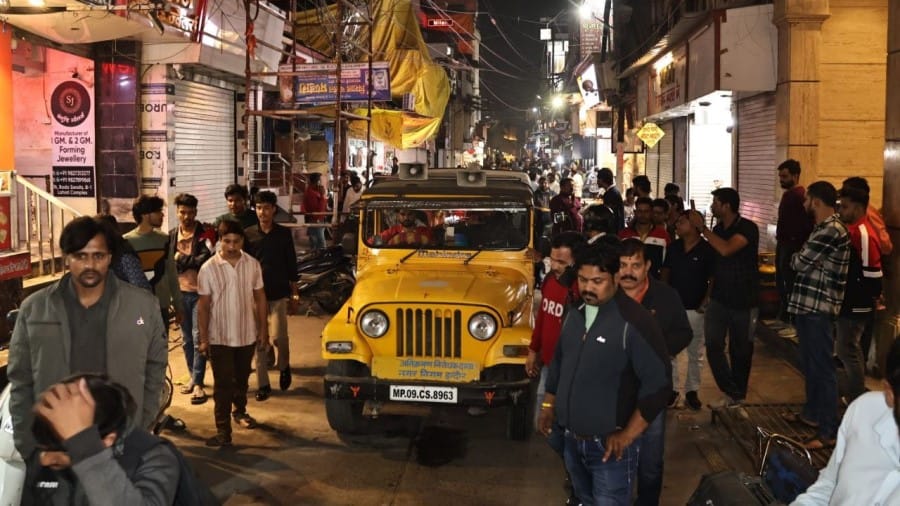Indore News IMC orders removal of unauthorized shops from Sarafa bazar Chaupati