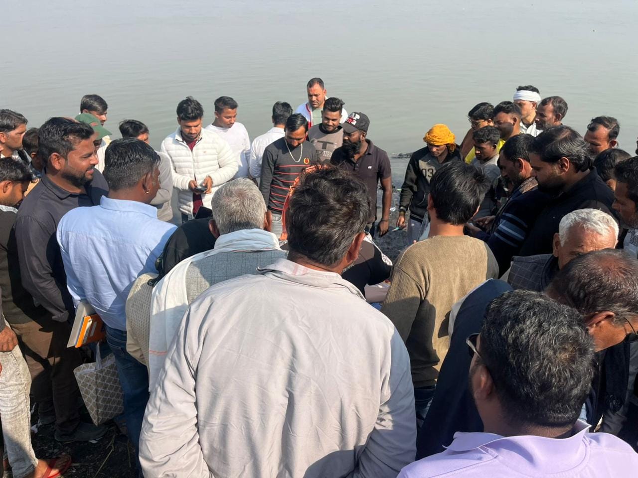 Two man from Delhi reached Brajghat to cremate a plastic dummy for an insurance claim of Rs 50 lakh