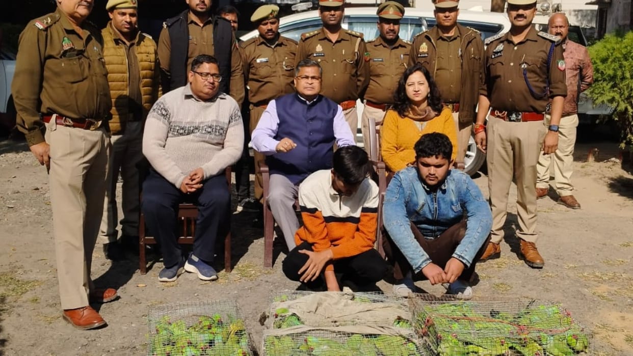 Two accused from Rampur arrested with 418 parrots in Bareilly
