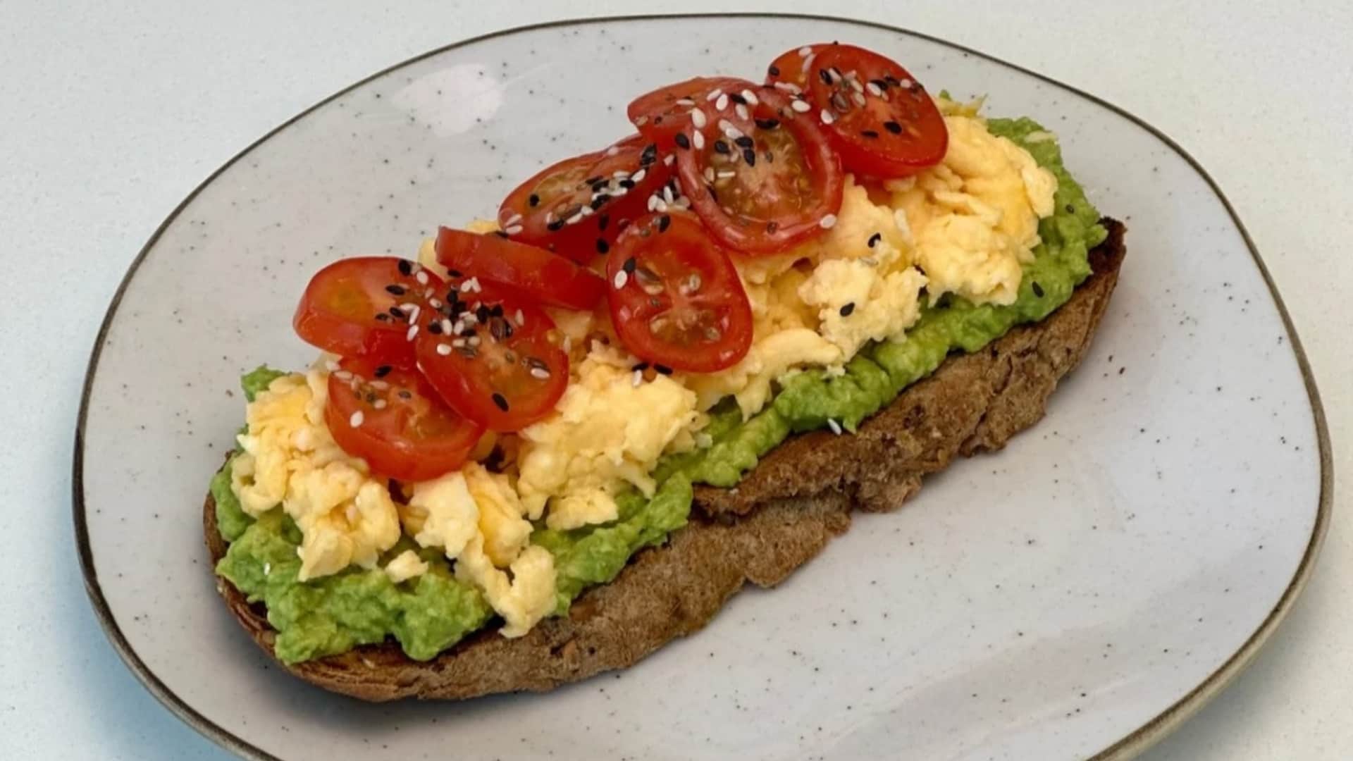 Avocado Toast Recipe In Hindi Simple Breakfast Ideas Avocado kese banaye