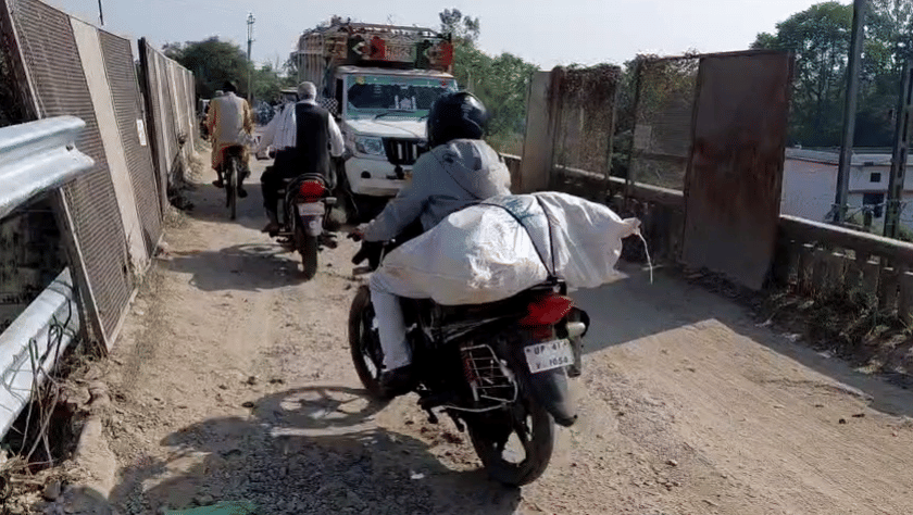 Barabanki: Narrow bridge filled with potholes, uncontrolled dumper falls onto railway track