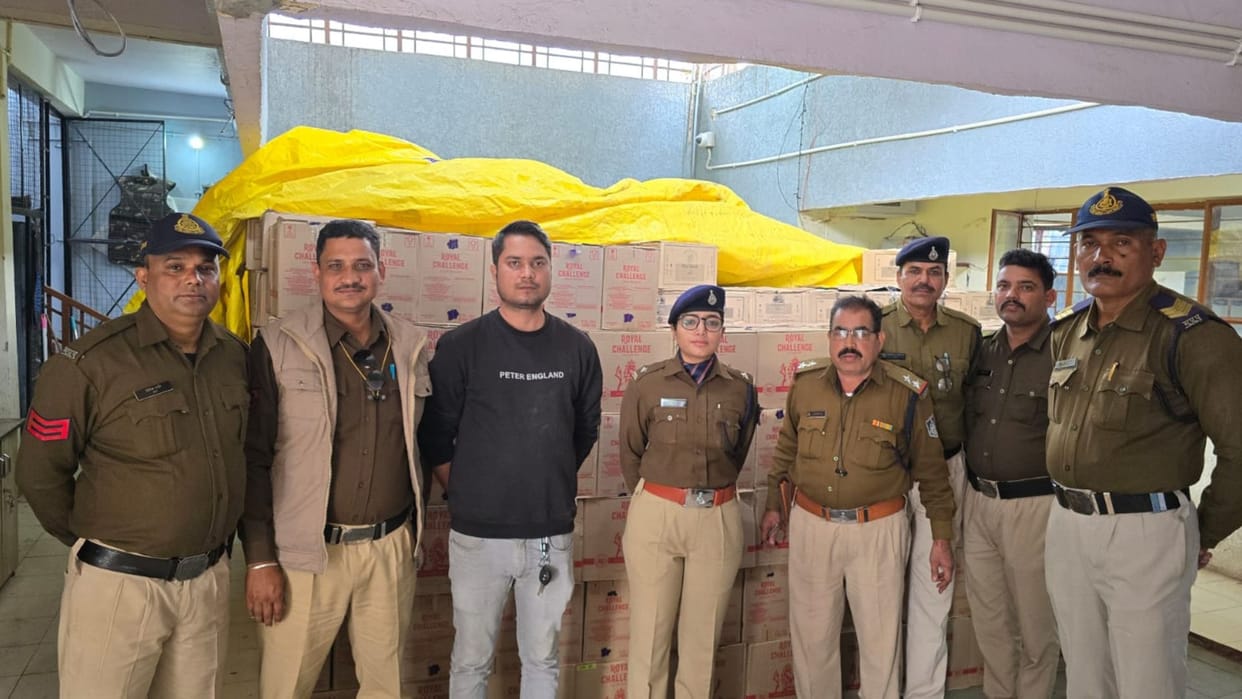 Bhopal Crime: Illegal liquor worth Rs 1.5 crore seized, 12 cases found in truck news in hindi
