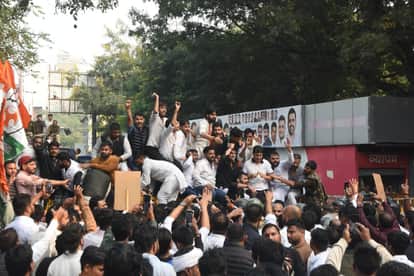 MP News: Police stopped Youth Congress from gheraoing the Election Commission, used water cannons and mild for