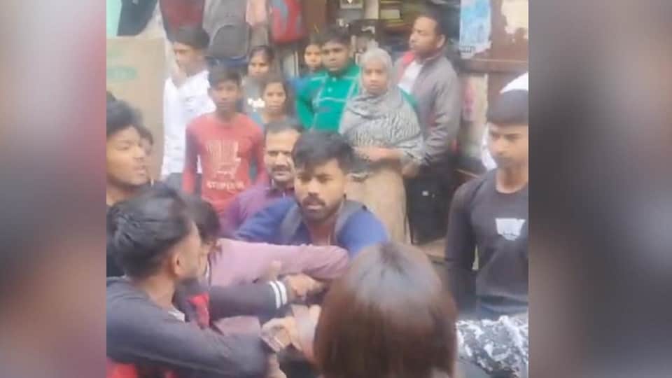 बाजार में होती खींचतान और हंगामा।