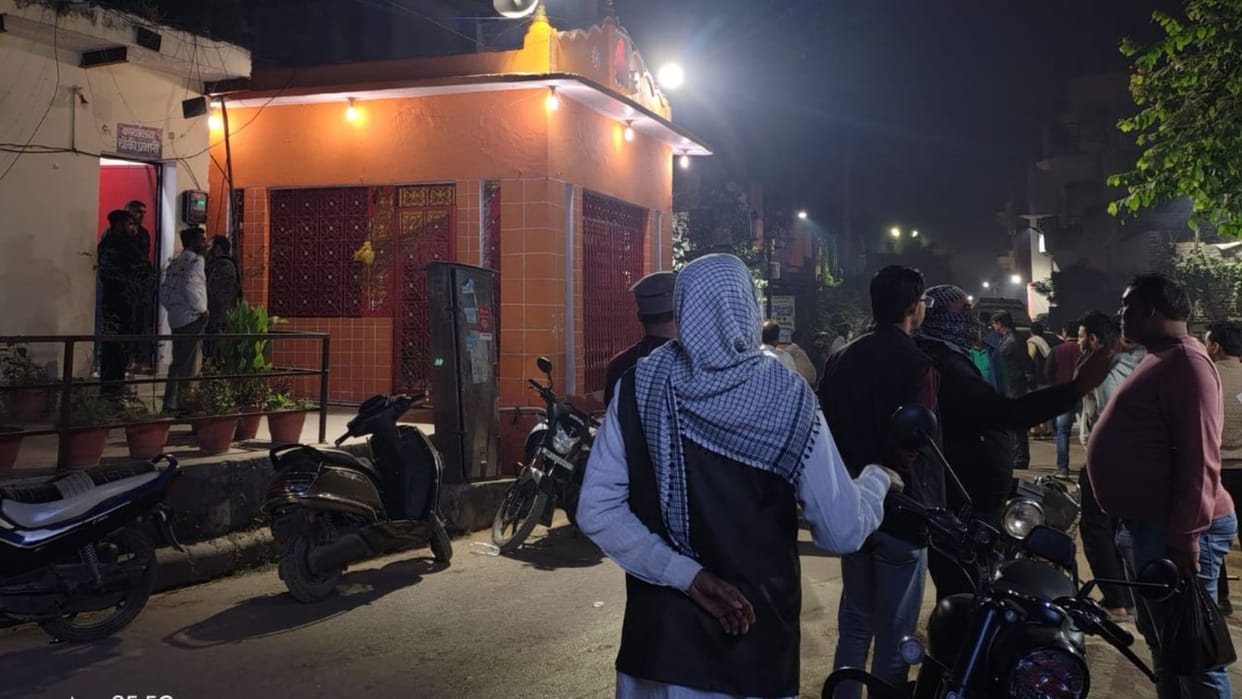 Attempted kidnapping of student in varanasi Father assaulted for trying to rescue son mob forces flee