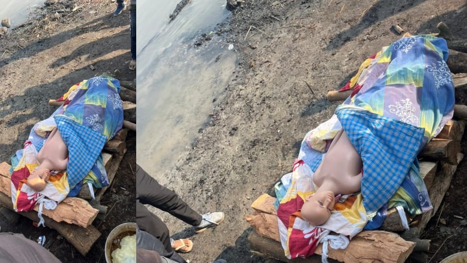 Two man from Delhi reached Brajghat to cremate a plastic dummy for an insurance claim of Rs 50 lakh