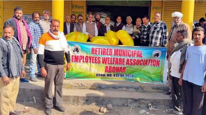 Retired Municipal Employees Welfare Association provided 92 bags of fertilizer to flood-affected farmers