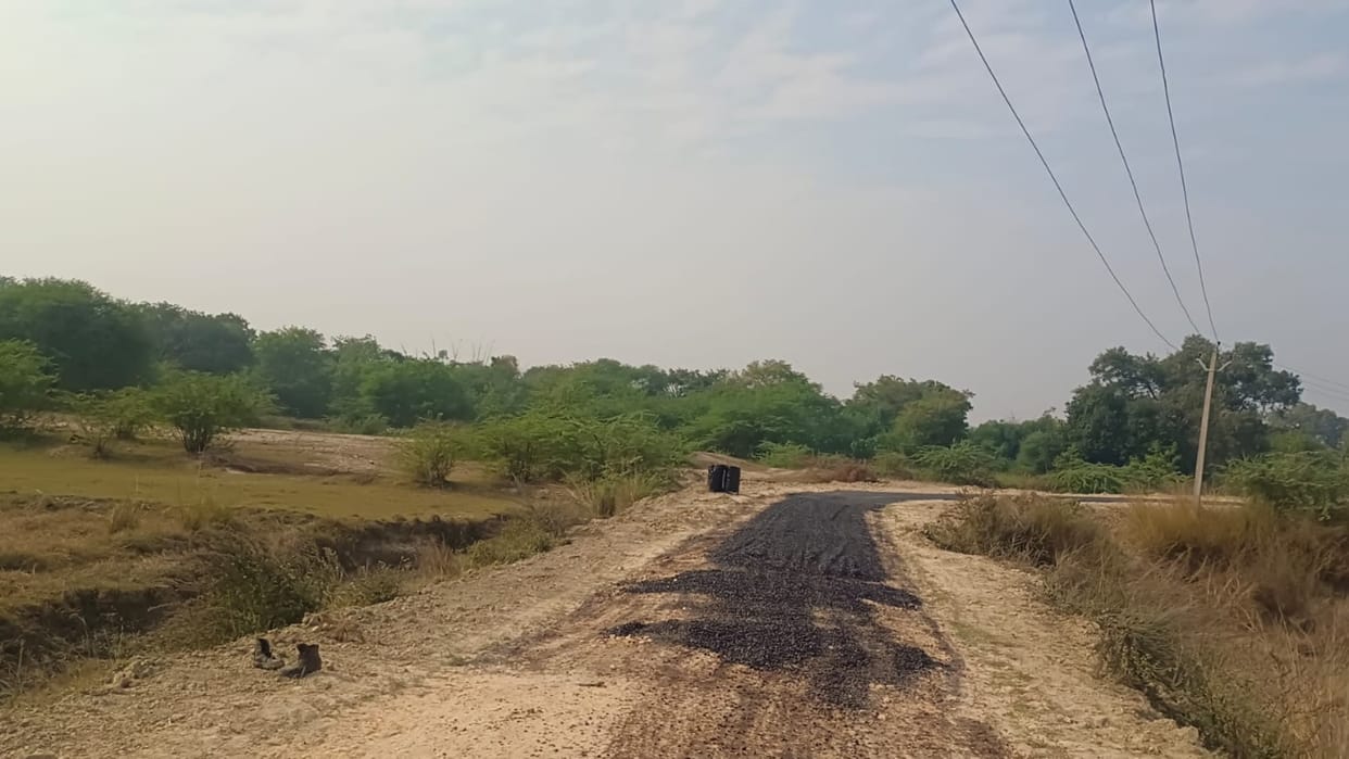 Truck hit by high tension line, laborer crushed to death, accident during road construction