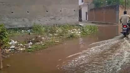 Jhansi: Municipality Ward 21: Dirty drain water is filling the main road, no arrangement for cleaning is made.