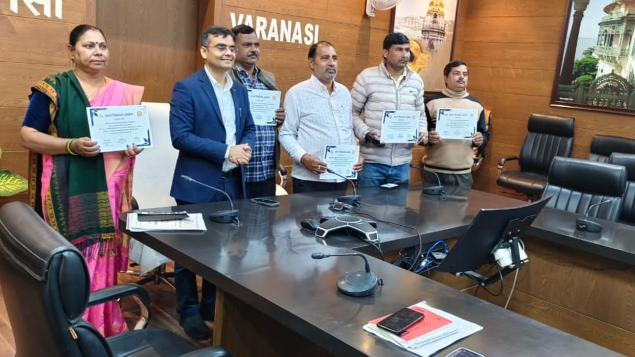 Six BLOs honoured for getting 100% SIR forms filled before time in varanasi