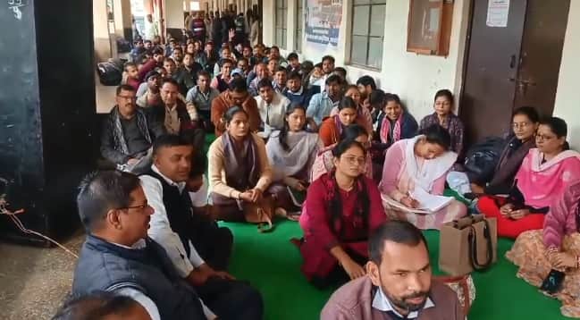 लेखपालों का जनपद स्तरीय अनिश्चितकालीन प्रदर्शन