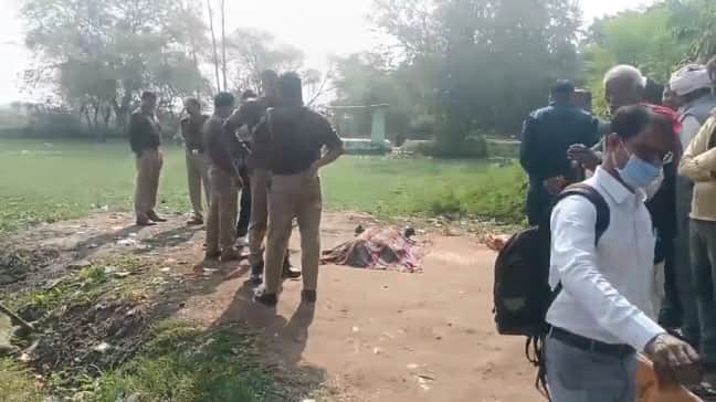 घटनास्थल पर जांच करती पुलिस