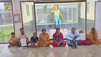 Two families of land displaced people staged a Satyagraha at SECL Geevra office