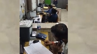 SIR in UP: मतदाता पूछ रहे 2003 की सूची में कैसे देखें अपना नाम... हर रोज आ रहीं 200 कॉल, ये है जवाब SIR in Lucknow: Voters are asking how to check their names in the 2003 list