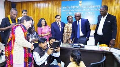 Lucknow: Aadhaar card made for a one-year-old girl... Officials from Benin witnessed the process.