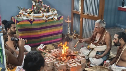 कुंभाभिषेक: मां विशालाक्ष्मी...शिखर पर लगेंगे छह स्वर्ण जड़ित कलश, विराजेंगी दो और शक्तिपीठों की देवियां Kumbhabhishek Mother Vishalakshmi six gold-studded urns will be installed on peak in varanasi