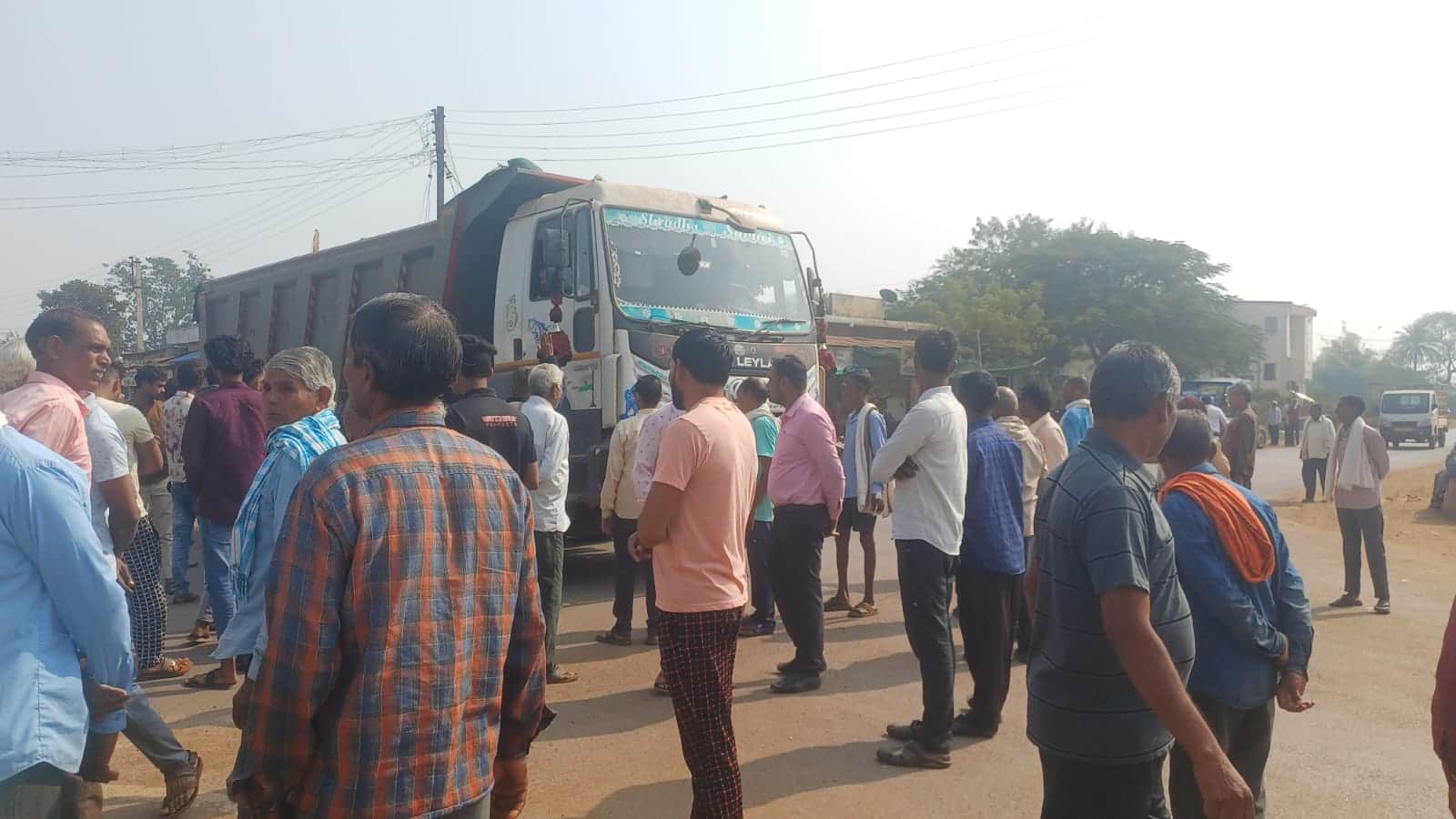 मौके पर जमा लोगों की भीड़