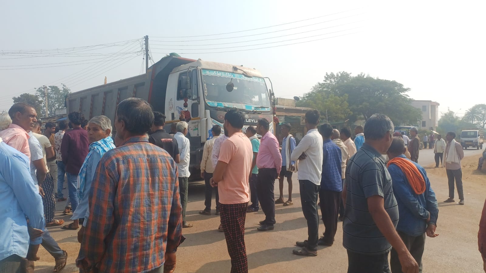 मौके पर जमा लोगों की भीड़