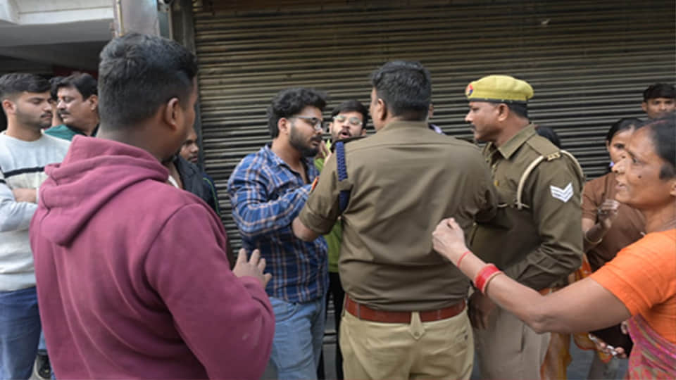 मौके पर मौजूद पुलिस