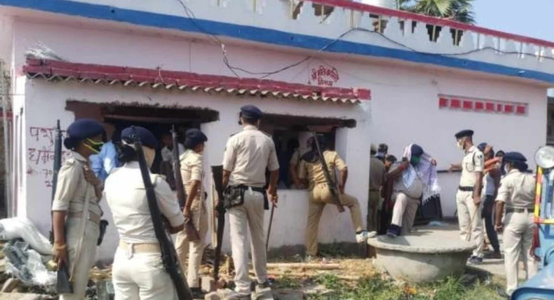 मौके पर मौजूद पुलिसकर्मी