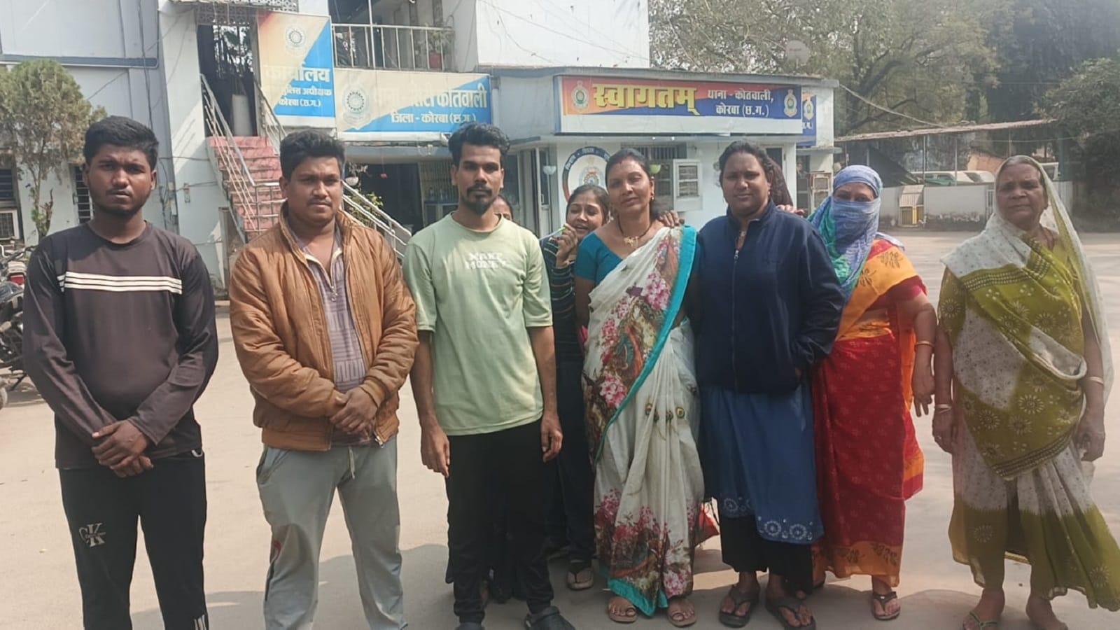 मामले की शिकायत करते पहुंचे पीड़ित