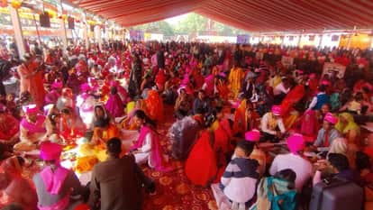 bride and groom struggling to get married due to chaos erupts at mass wedding ceremony in Bareilly