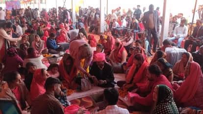 bride and groom struggling to get married due to chaos erupts at mass wedding ceremony in Bareilly