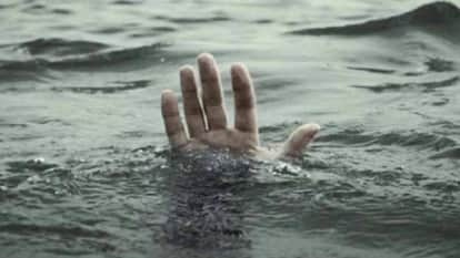 Barabanki: A two-year-old girl drowned in a water-filled pit while playing outside; neighbors discovered her b