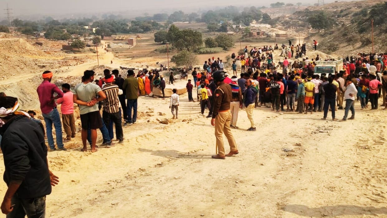 Stone quarry accident clerk crushed to death by Poclain bucket contractor henchmen flee with dead body
