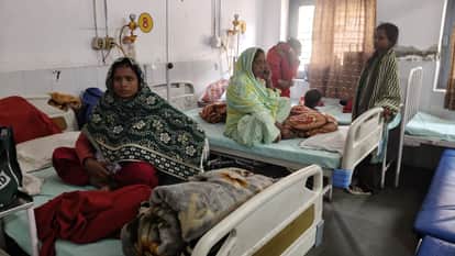 जिला अस्पताल में बीमार बच्चों को इलाज करा रहे परिजन