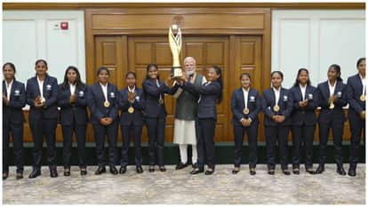 विश्व चैंपियन टीम से मिलते पीएम मोदी