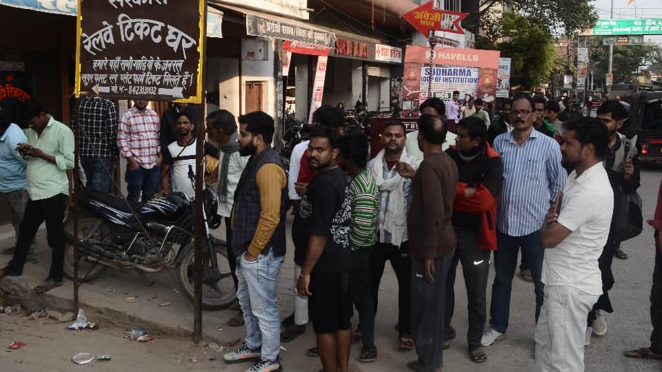 husband murdered his wife by slitting her throat with a razor In Pratapgarh