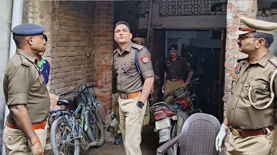 husband murdered his wife by slitting her throat with a razor In Pratapgarh