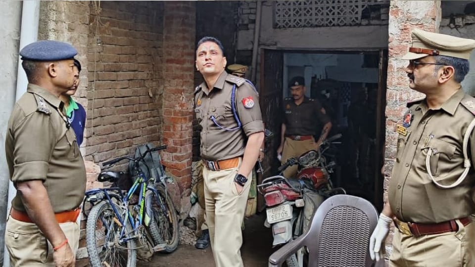 husband murdered his wife by slitting her throat with a razor In Pratapgarh