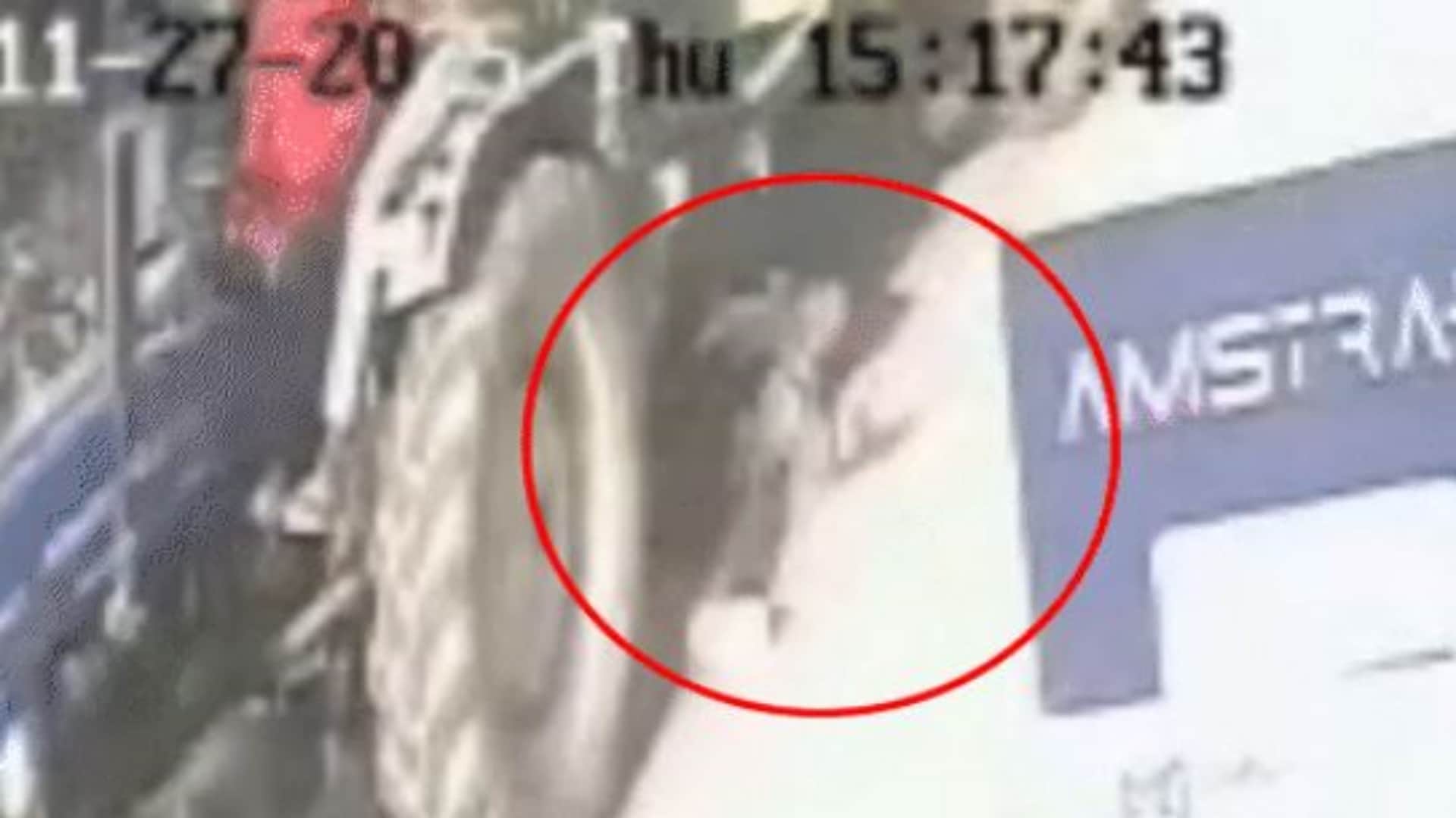 ट्रैक्टर ट्रॉली के नीचे आया युवक