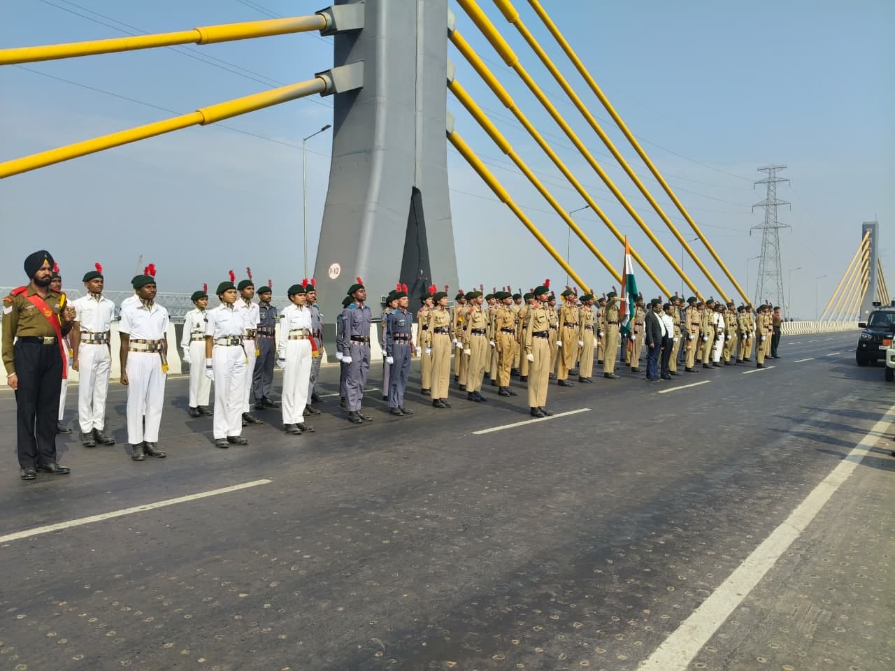 सिक्स लेन केबल ब्रिज पर परेड के दौरान एनसीसी कैडेट्स।
