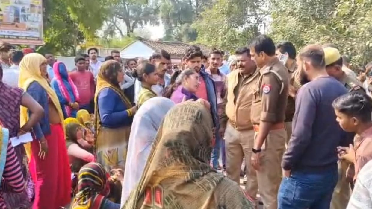 Jhansi: Ruckus over fertilizer, women farmers express anger