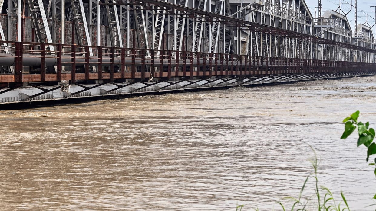 Thailand Floods wreak havoc in Thailand many death crisis looms over millions of people