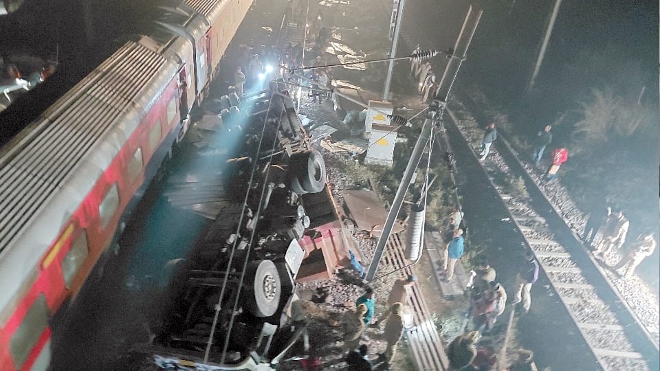UP barabanki Train Accident train jumped off tracks sparks coming from above passengers told story