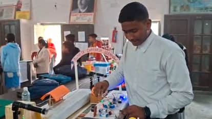 विज्ञान प्रदर्शनी में अपने मॉडल प्रस्तुत करते बाल वैज्ञानिक।