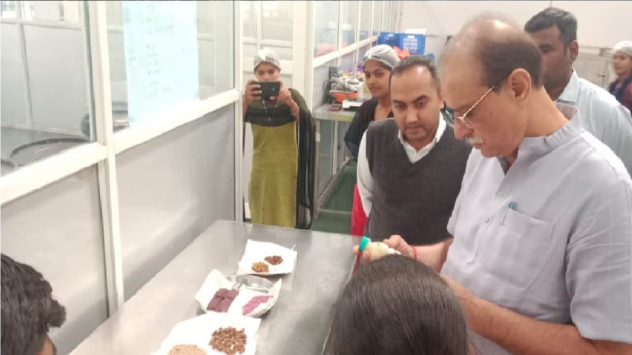 वनोपज संघ के उपाध्यक्ष ने किया निरीक्षण