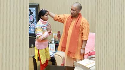 UP: The Chief Minister met Khushi, a handicapped woman who arrived on foot from Kanpur
