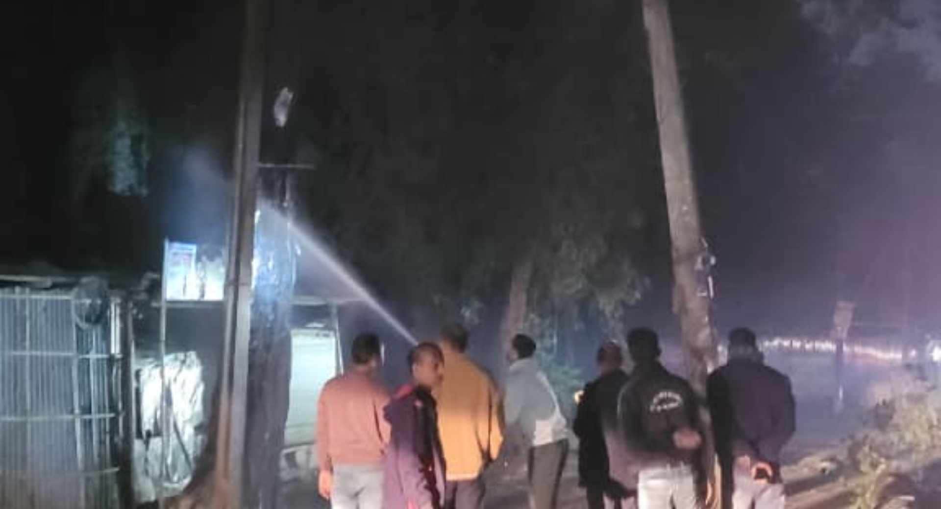 आग बुझाते लोग