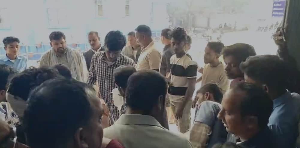 भाजपा नेता को देखने आए हुए अस्पताल परिसर में मौजूद लोग।