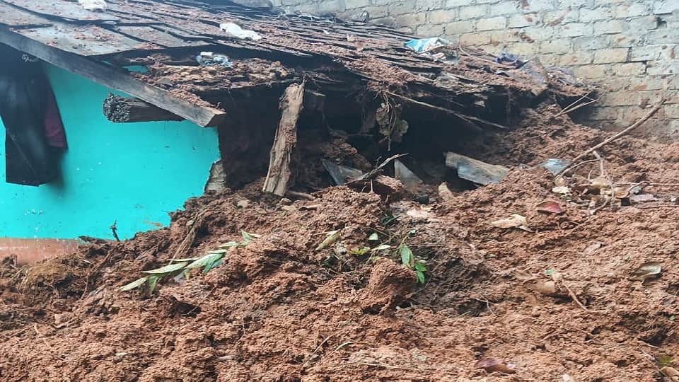 भूस्खलन होने से एक मकान ध्वस्त